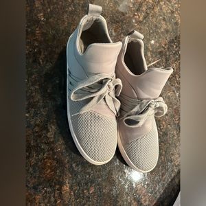 🌿Steve Madden tie up grey sneakers, size 8🌿